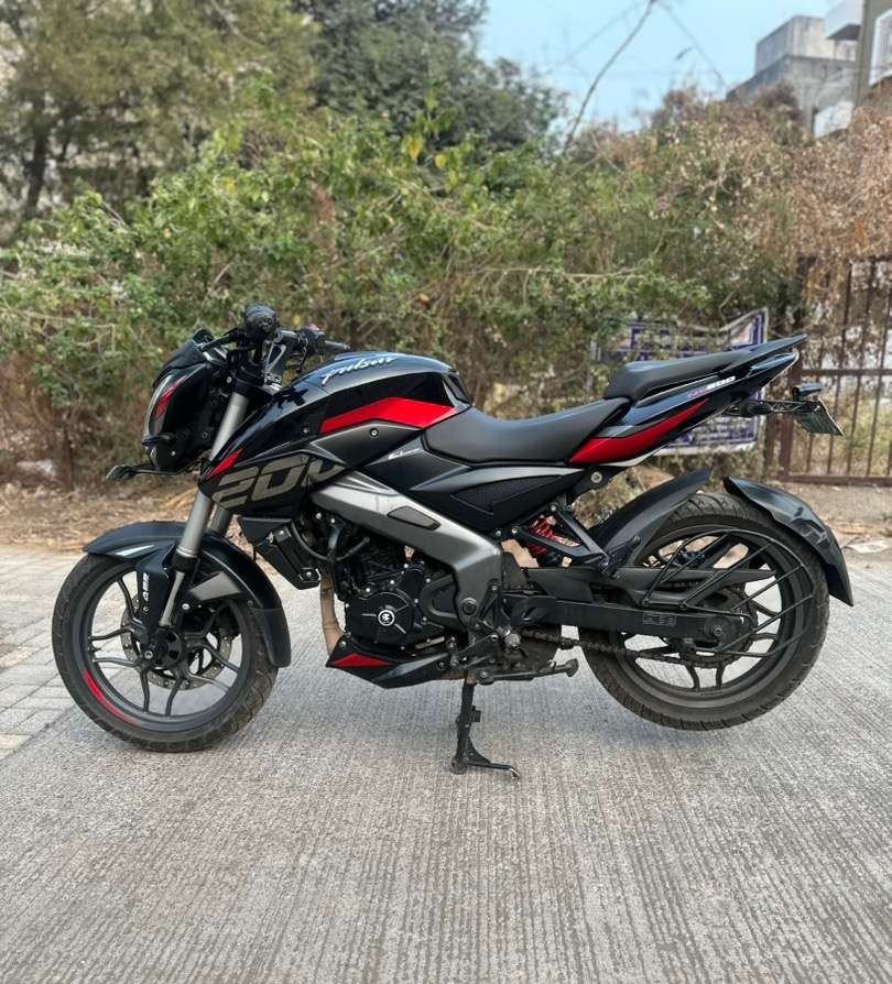 bajaj pulsar ns200 (2023)