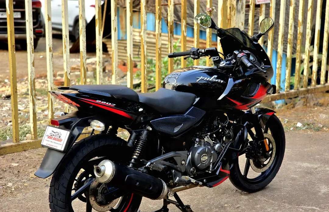 bajaj pulsar 220 f (2021)