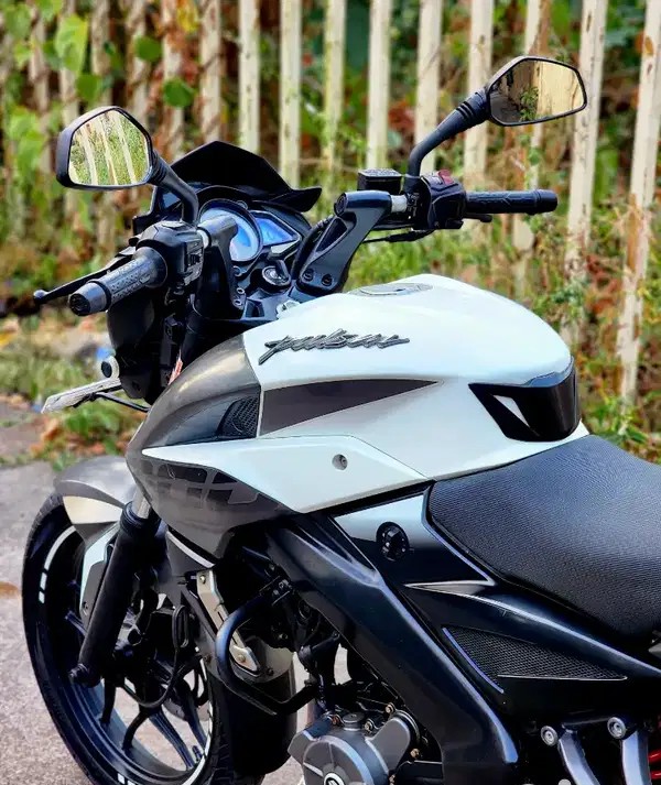 bajaj pulsar ns200 (2017)