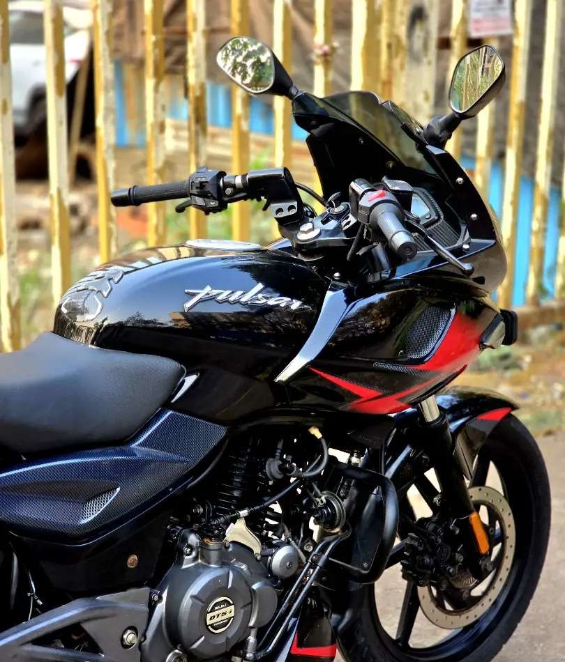 bajaj pulsar 220 f (2021)