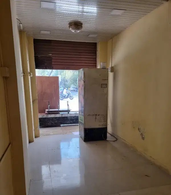 Comfort & Style: Lavish Shop for Rent in Poonam Everest