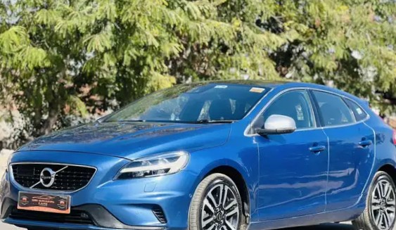 volvo v40 (2018)