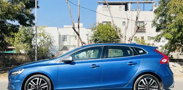volvo v40 (2018)
