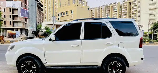tata safari storme (2014)