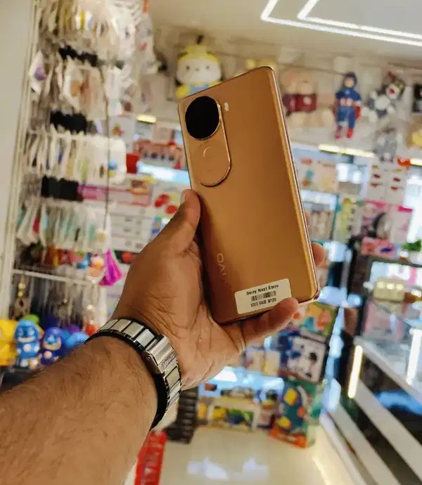 VIVO V40E 5G 8/128GB STORAGE - FLAWLESS CONDITION MOBILE WITH BILL.