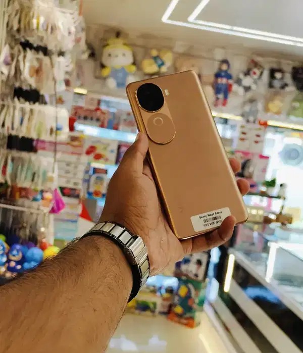 VIVO V40E 5G 8/128GB STORAGE - FLAWLESS CONDITION MOBILE WITH BILL.