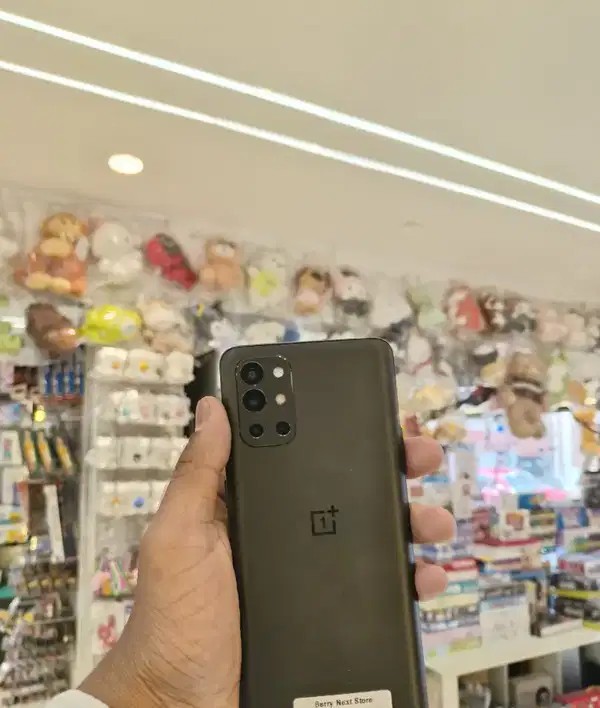 ONEPLUS 9R 5G 8/128GB STORAGE - SUPERB CONDITION MOBILE WITH BILL.