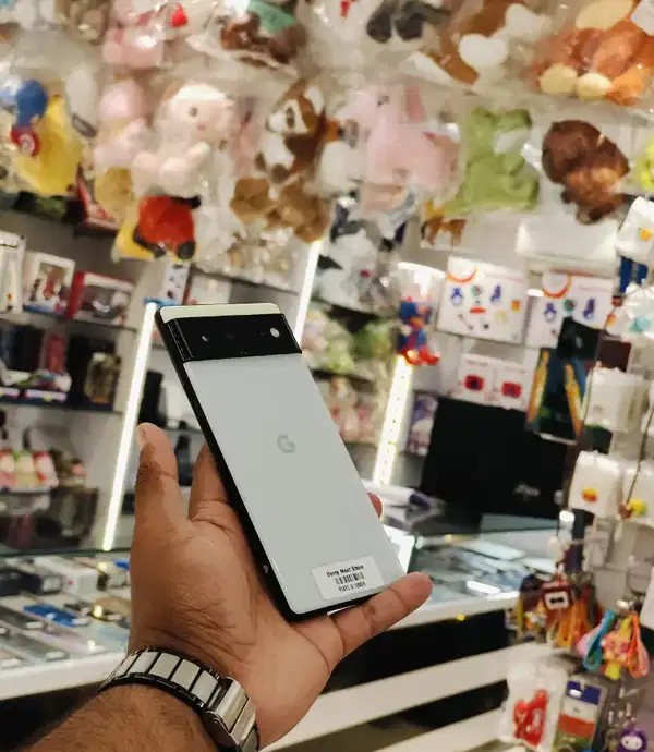 GOOGLE PIXEL 6 128GB STORAGE - SCRATCHLESS DEVICE WITH GENUINE BILL.